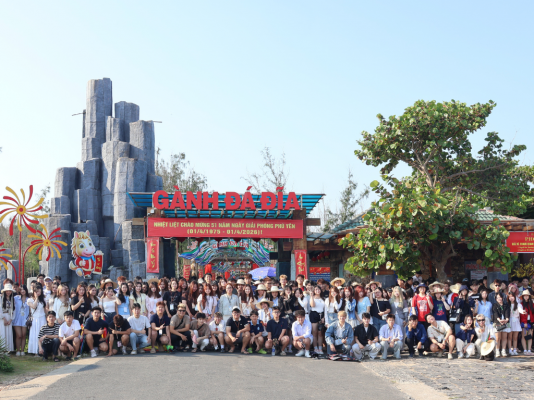 Sinh viên Viện Đào tạo Quốc tế khám phá Gềnh Đá Dĩa và Trung tâm Khoa học