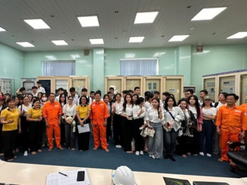 Sinh viên ngành Quản trị Kinh doanh trải nghiệm thực tế tại Thủy điện Sông Ba Hạ